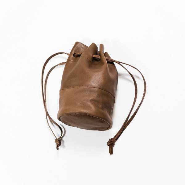 レザー巾着ポーチ FONDENTE　ダークブラウン シュリンクシボレザー素材 巾着ポーチ フラワースタッズ ブラック